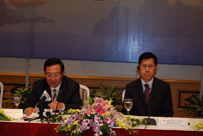 Bộ trưởng Phạm Vũ Luận (trái) trong buổi họp báo kết thúc SEAMEO 47. (Ảnh: Quyên Quyên)